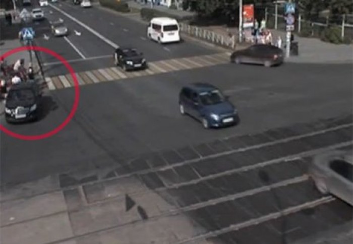 В Перми автомобиль без водителя въехал в толпу пешеходов: есть пострадавшие