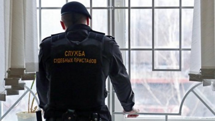 В Пермском крае женщина спряталась от судебных приставов в грязном белье
