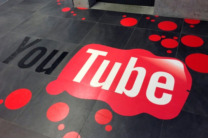 55-летнего бизнесмена поймали на приставаниях к юной YouTube-звезде