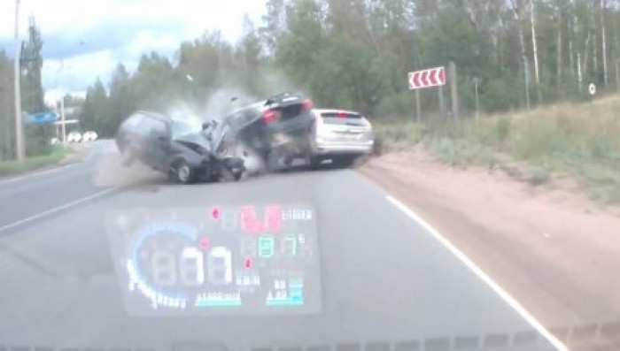 Автомобиль возник на дороге из ниоткуда: в Ленинградской области произошло смертельное ДТП