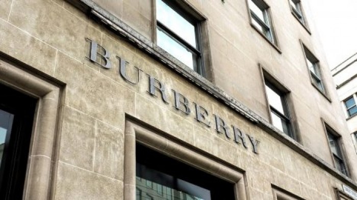 Burberry перестанет уничтожать неликвид и откажется от меха