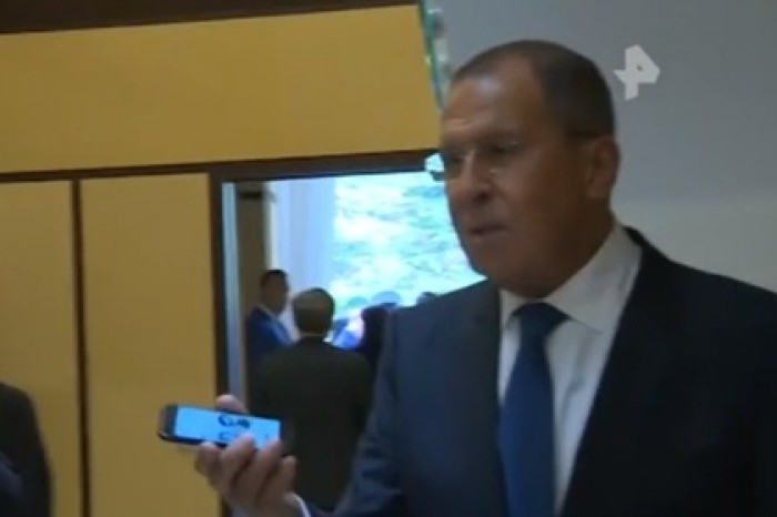 Лавров показал любимый мем об «отравителях Скрипалей»