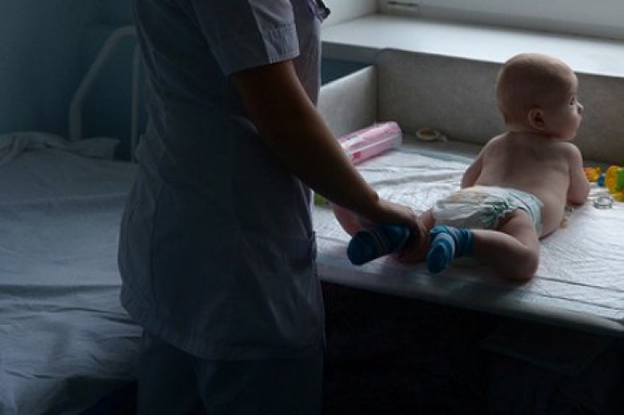 Массажистка без медобразования сломала шею ребенку во время сеанса