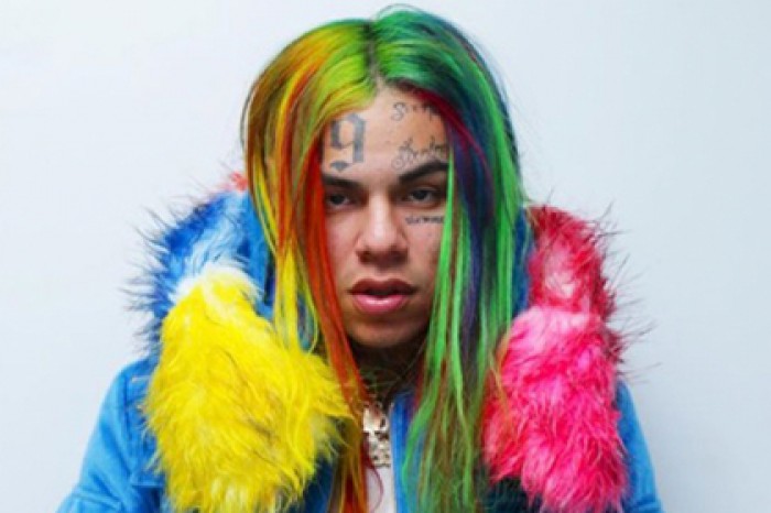На американского рэпера 6ix9ine напали в Москве
