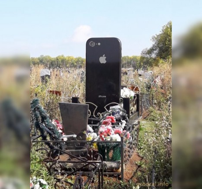 На могиле жительницы Уфы поставили iPhone из гранита