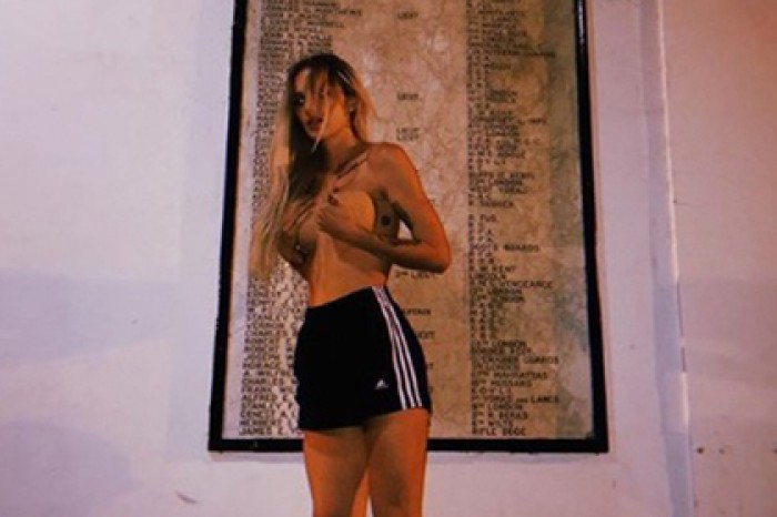 Певица сфотографировалась голой на фоне мемориала павшим солдатам