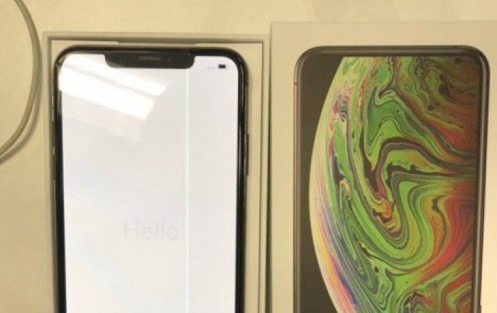 Пользователю продали iPhone XS Max с дефектным экраном