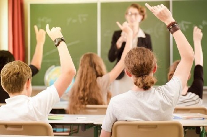 Профессорам университетов и школьным преподавателям повысили зарплату