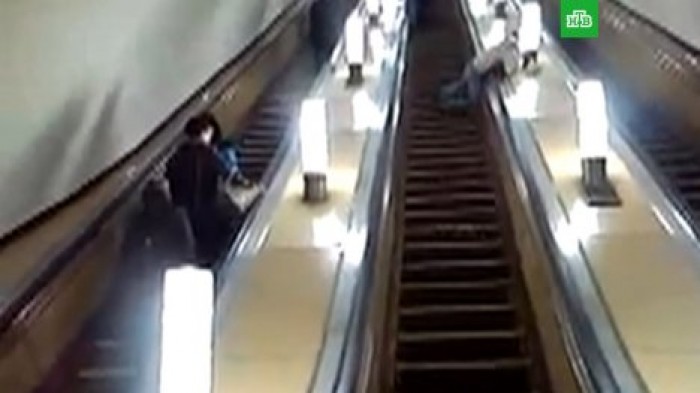 Пьяный москвич упал с эскалатора в метро и разрезал себе шею