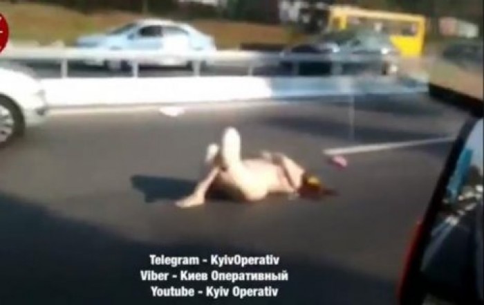 "Пятница-развратница": обнаженная женщина прилегла посреди дороги в Киеве