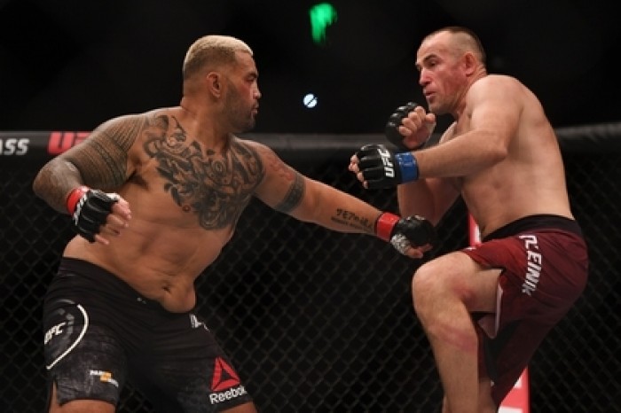 Россиянин выиграл главный бой турнира UFC в Москве