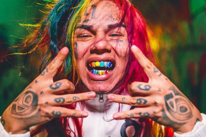 Российские фанаты массово обматерили рэпера 6ix9ine за отмену концерта в Москве