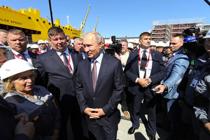 Владимир Путин запустил строительство самого крупного сухого дока в России