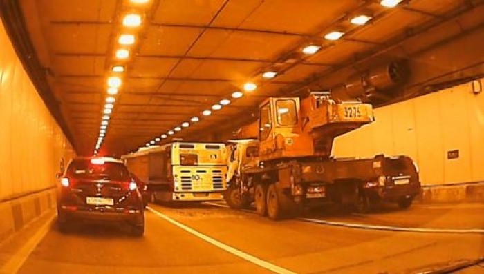 В Москве столкнулись автобус, автокран и легковая машина
