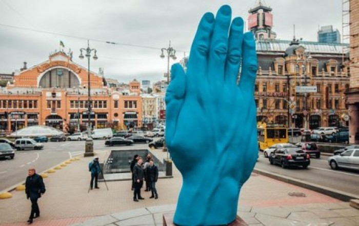 В центре Киева установили гигантскую синюю руку