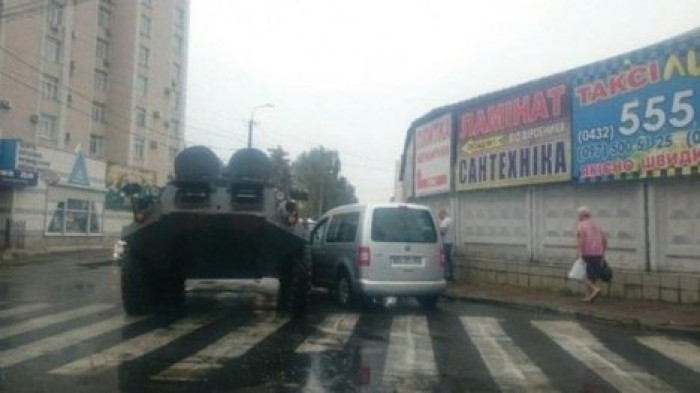 В Виннице столкнулись БТР и автомобиль