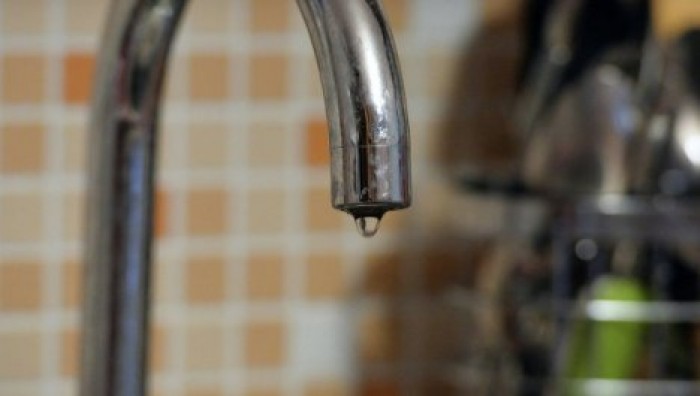Жители Курганской области сняли на видео живых червей в водопроводе