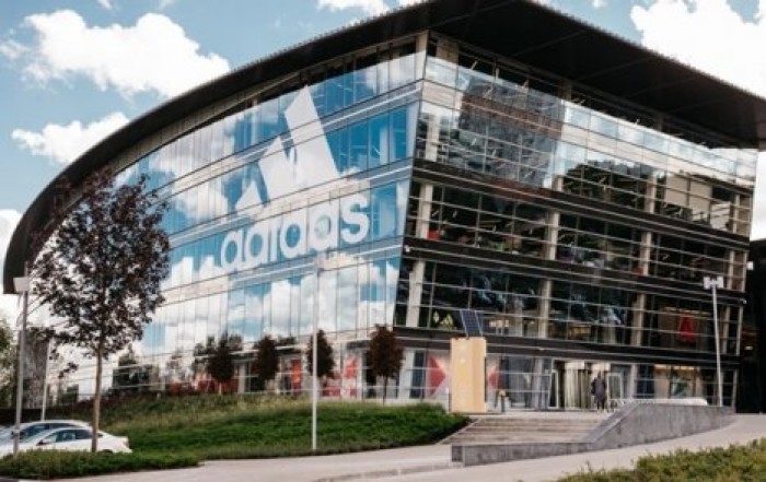 Adidas отозвал детскую коллекцию одежды из-за опасных нашивок