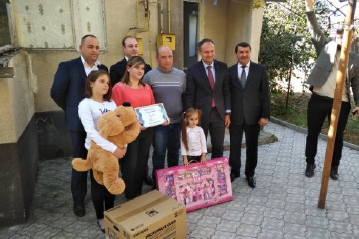 Андриан Канду поздравил семью Бондок - первых участников Prima Casa из Флорешт