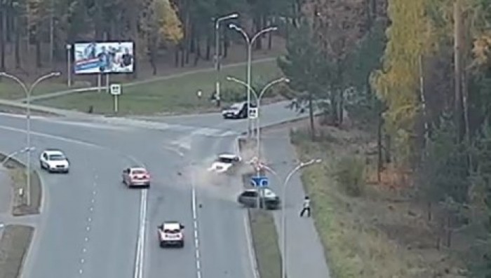 Авария в Нижегородской области: лихач врезался в легковушку, а затем сбил пешехода