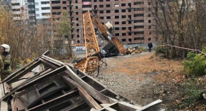 Башенный кран рухнул на три автомобиля в Самаре: есть жертвы