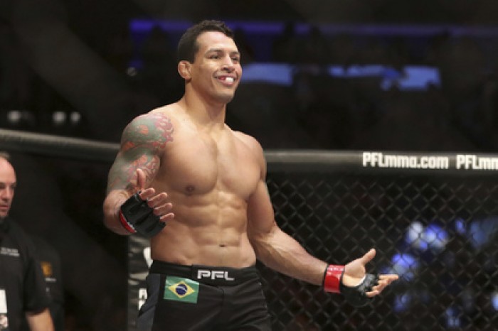 Боец MMA поймал соперника на болевой в прыжке