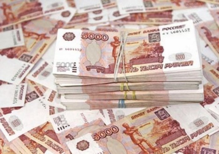 Чиновник в Ленинградской области, уходя от полицейской погони, выкинул на дорогу треть миллиона рублей