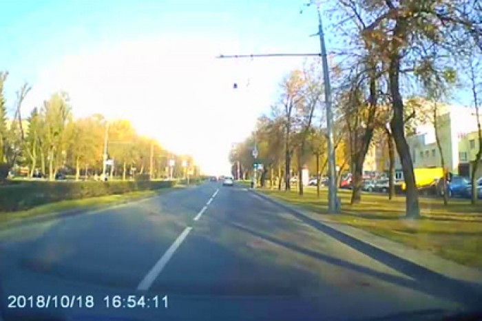 Девушка отказалась уступать дорогу кортежу Лукашенко и попала на видео