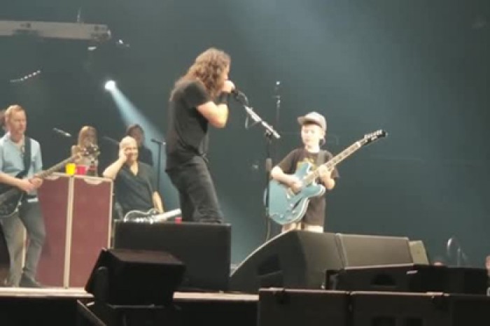 Лидер Foo Fighters позвал на сцену десятилетнего фаната и дал ему гитару
