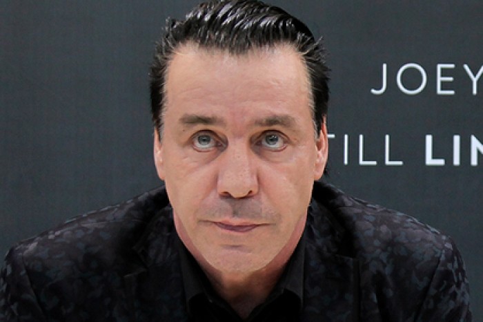 Лидер Rammstein оценил подаренный ему в Москве бюст Ленина