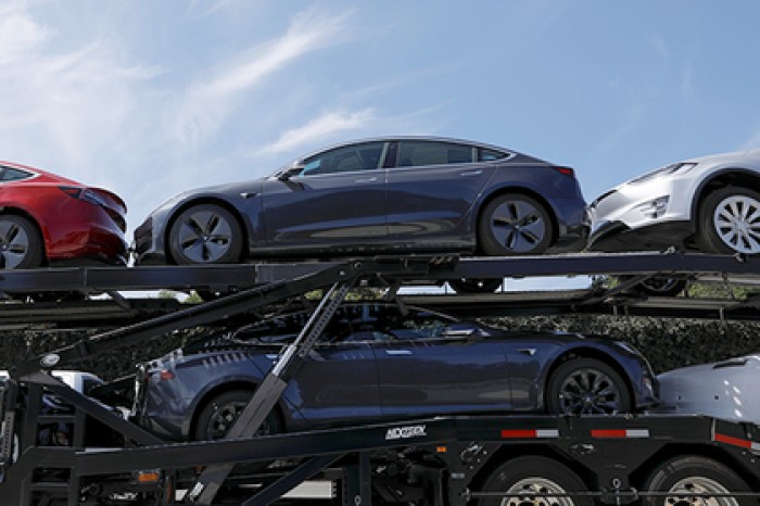 На Tesla опять подали в суд