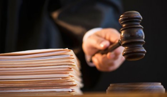 Обвиняемый в похищении младенцев испанский врач избежал тюремного заключения