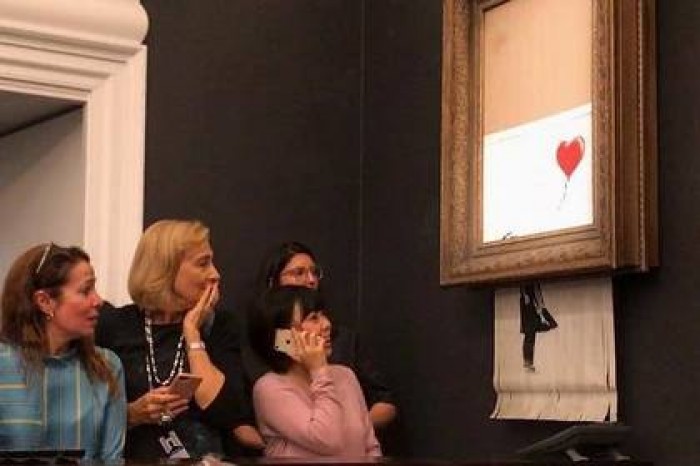 Проданная за миллион фунтов картина Бэнкси самоуничтожилась прямо на аукционе