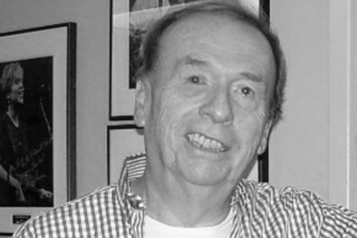 Работавший с The Beatles звукорежиссер говорил по телефону и умер