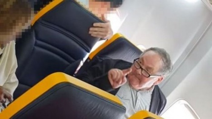 Расистский скандал на борту Ryanair расследует полиция