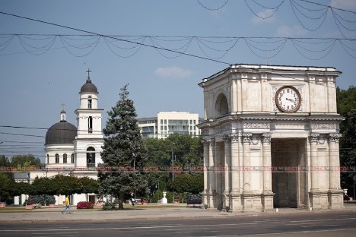 Результаты опроса: 87% респондентов хотят видеть в центре Кишинева искусственную елку