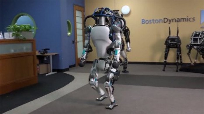 Робота Atlas научили азам паркура