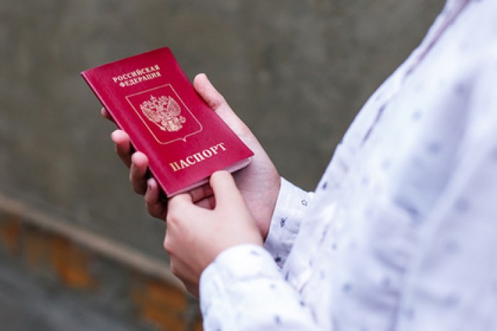 Россиянин захотел сбежать от жены в Абхазию и получил штраф