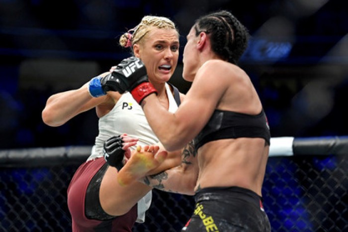 Россиянка Куницкая одержала первую победу в UFC