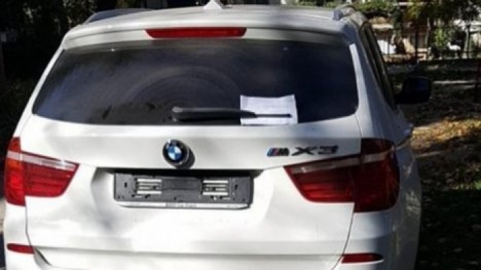 Столичный водитель обнаружил свой автомобиль без номерных знаков, но с интересным посланием