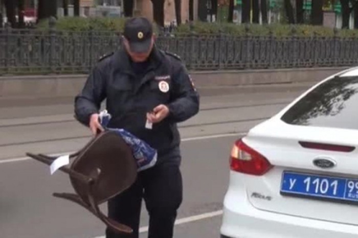 Стул Кокорина увлек за собой толпу
