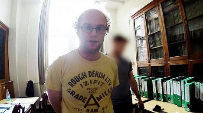 Суд Британии смягчил наказание для растлителя-педофила