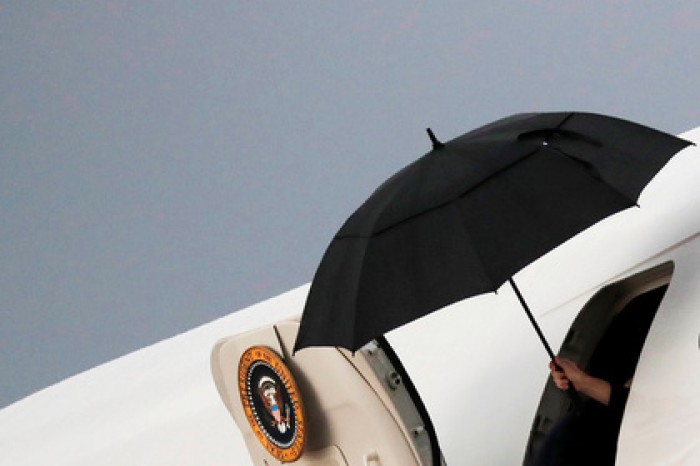Трамп вновь проиграл зонту