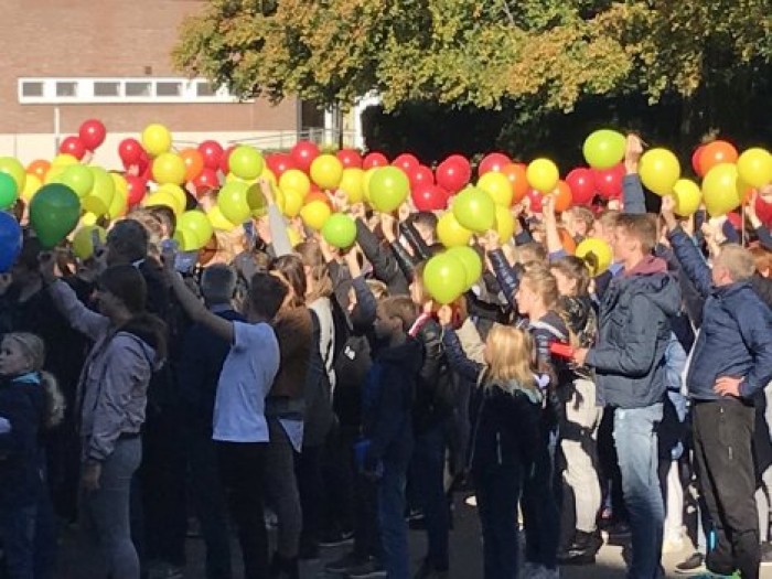Ученики католической школы в Германии вступились за преподавателя-гея