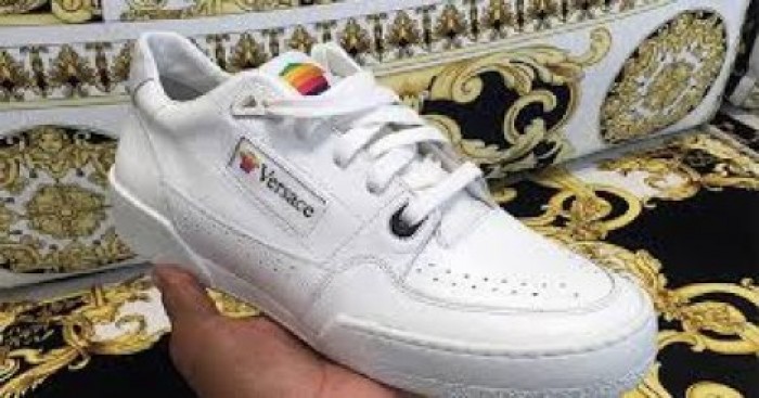 Versace показал кроссовки для фанатов Apple