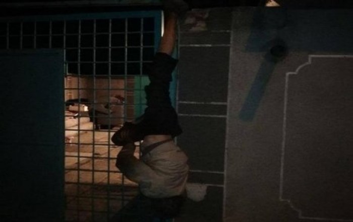 В Одессе вор украл просроченное пиво и застрял на заборе