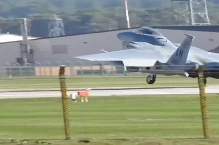 Жесткая посадка F-15 со «скачками» попала на видео