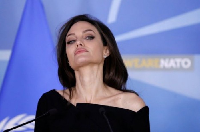 Анджелина Джоли решила стать ведущей на радио