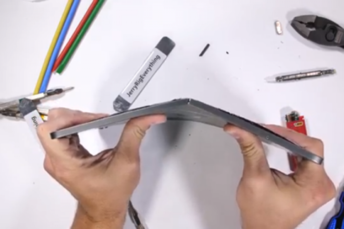Блогер голыми руками согнул пополам новый iPad Pro