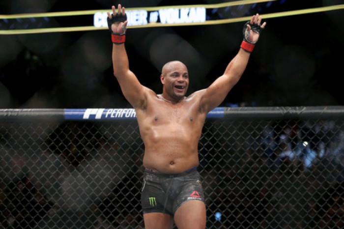 Чемпион UFC защитил титул и попал в историю